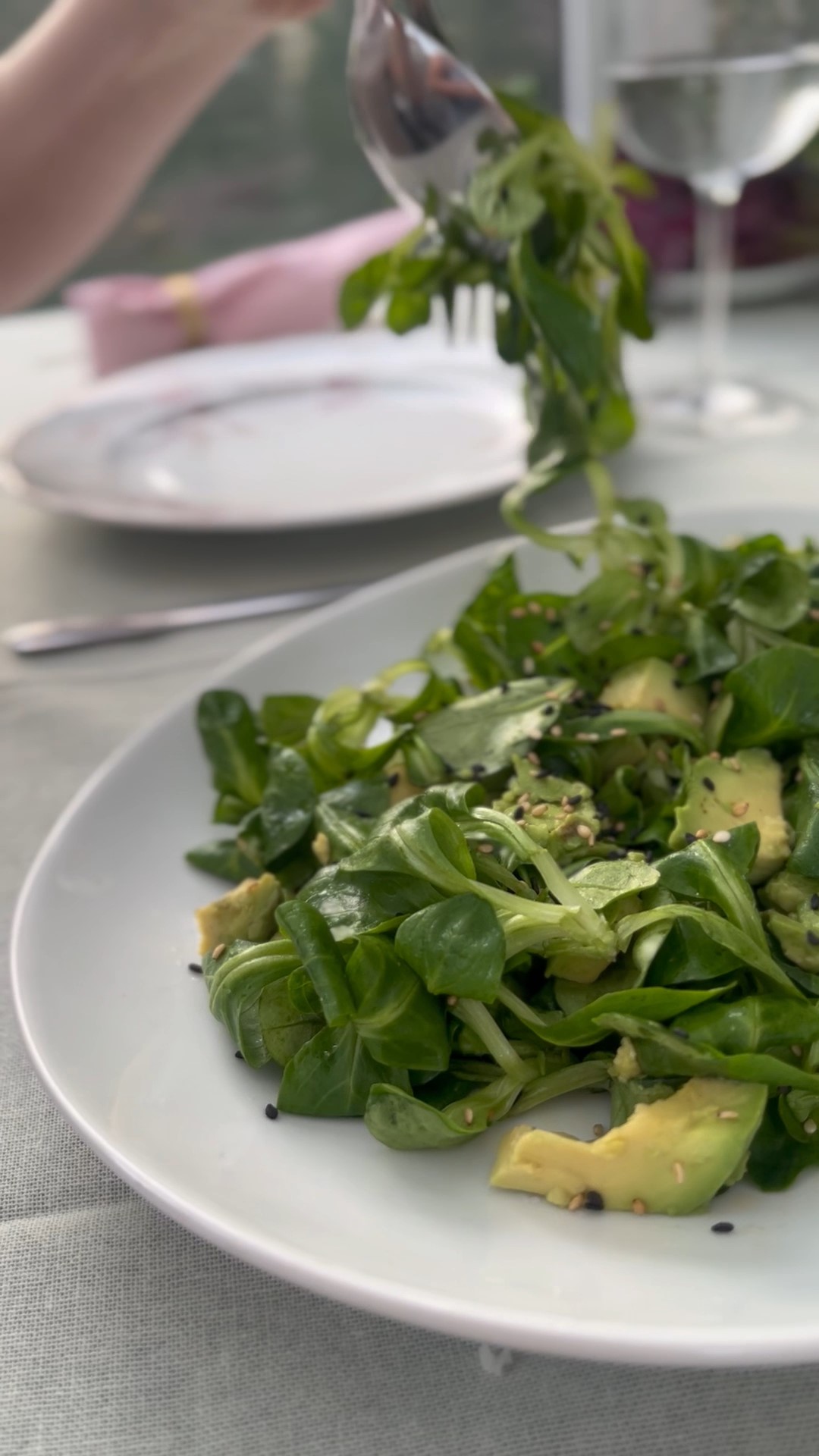 Machesallad med avokado och sesamfrö