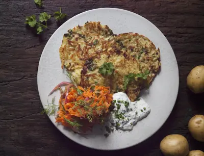 Rårakor med gräslöksås och het morotssallad