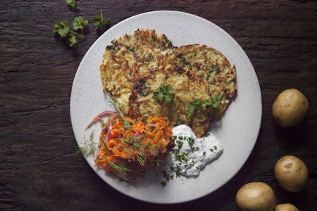 Rårakor med gräslöksås och het morotssallad