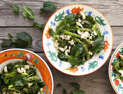 Grillad sparris, sallad och cashewnötter