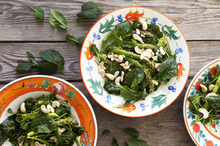 Grillad sparris, sallad och cashewnötter