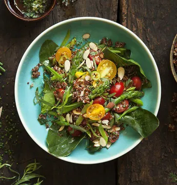 Quinoasallad med körsbärstomater och sparris