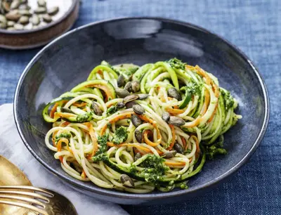 Spaghetti med grönsaksnudlar och pesto