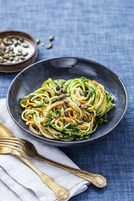 Spaghetti med grönsaksnudlar och pesto