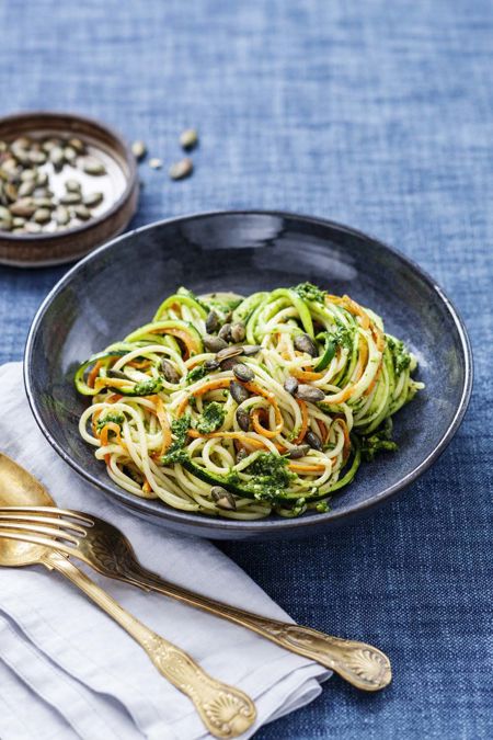 Spaghetti med grönsaksnudlar och pesto