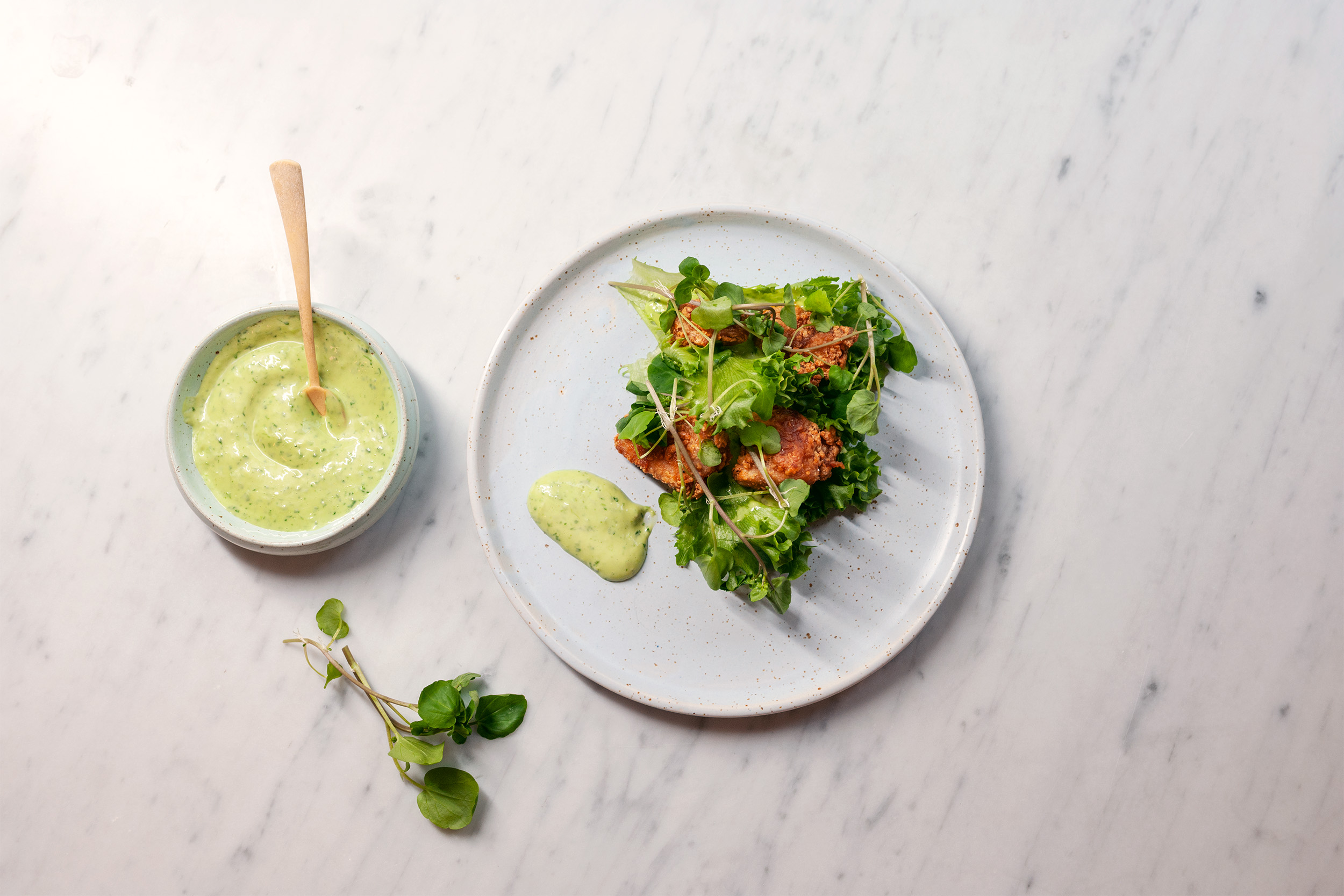 Recept med friterad kyckling, sallatsblad och vattenkrasse