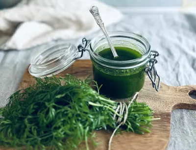Hemmagjord örtolja och dill i knippe
