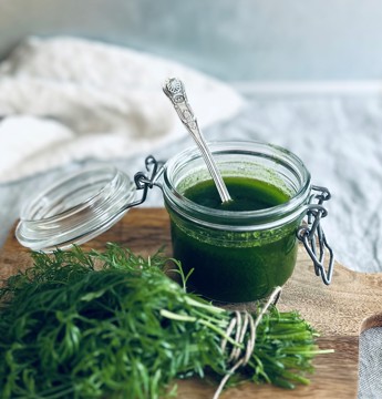 Hemmagjord örtolja och dill i knippe