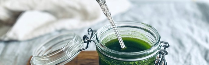 Hemmagjord örtolja och dill i knippe