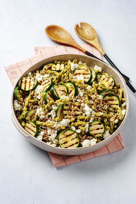 Pastasallad med pesto och grillad zucchini