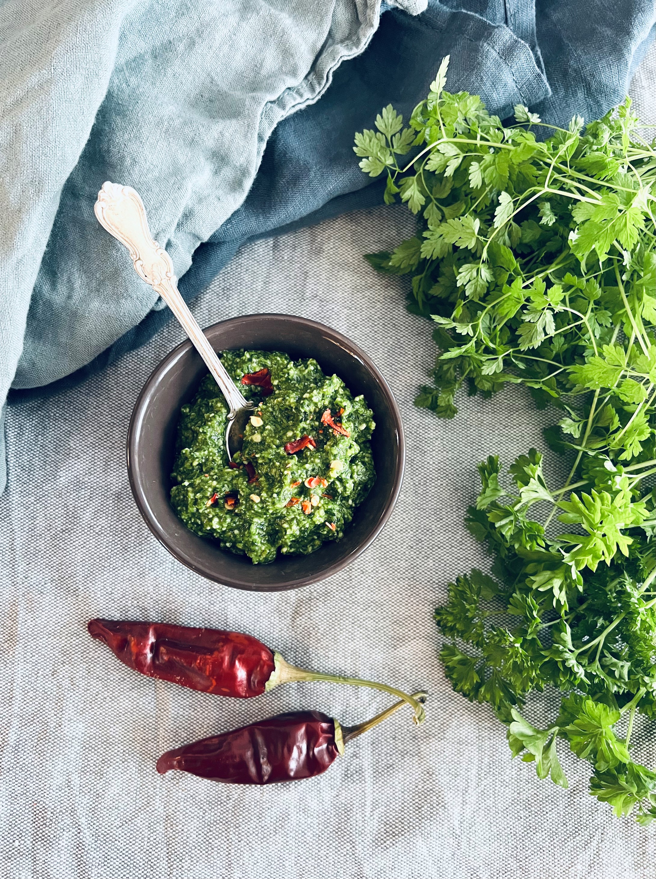 Pesto med körvel, persilja och chili
