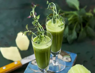 Grön juice med lime och örter