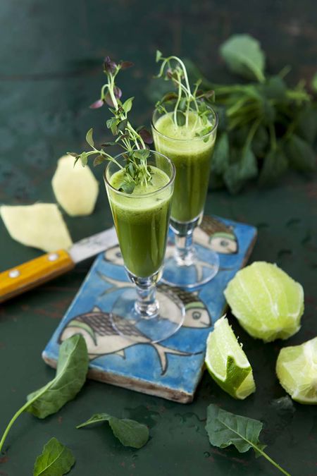 Grön juice med lime och örter
