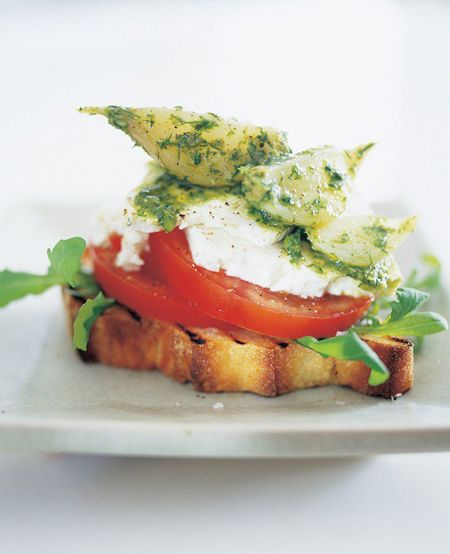 Bruschetta med tomat, fårost och marinerad lök