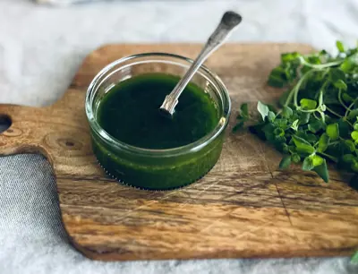 Hemmagjord örtolja och färsk oregano