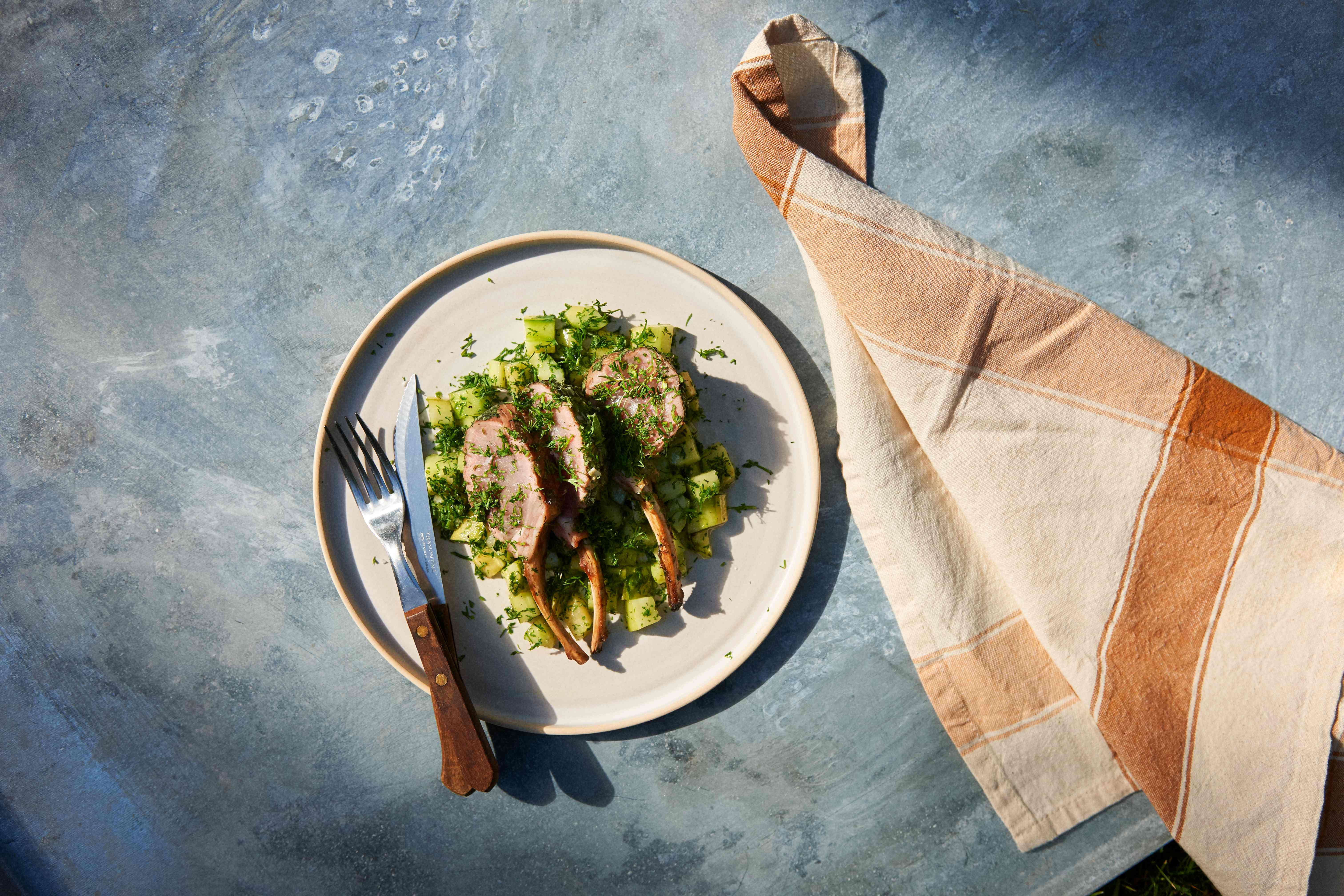 Grillad gurksallad med senaps- och persiljetäckta lammkotletter