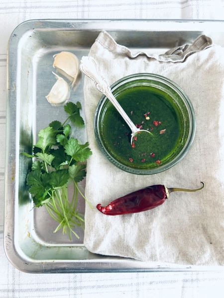 Hemmagjord örtolja med koriander och chili