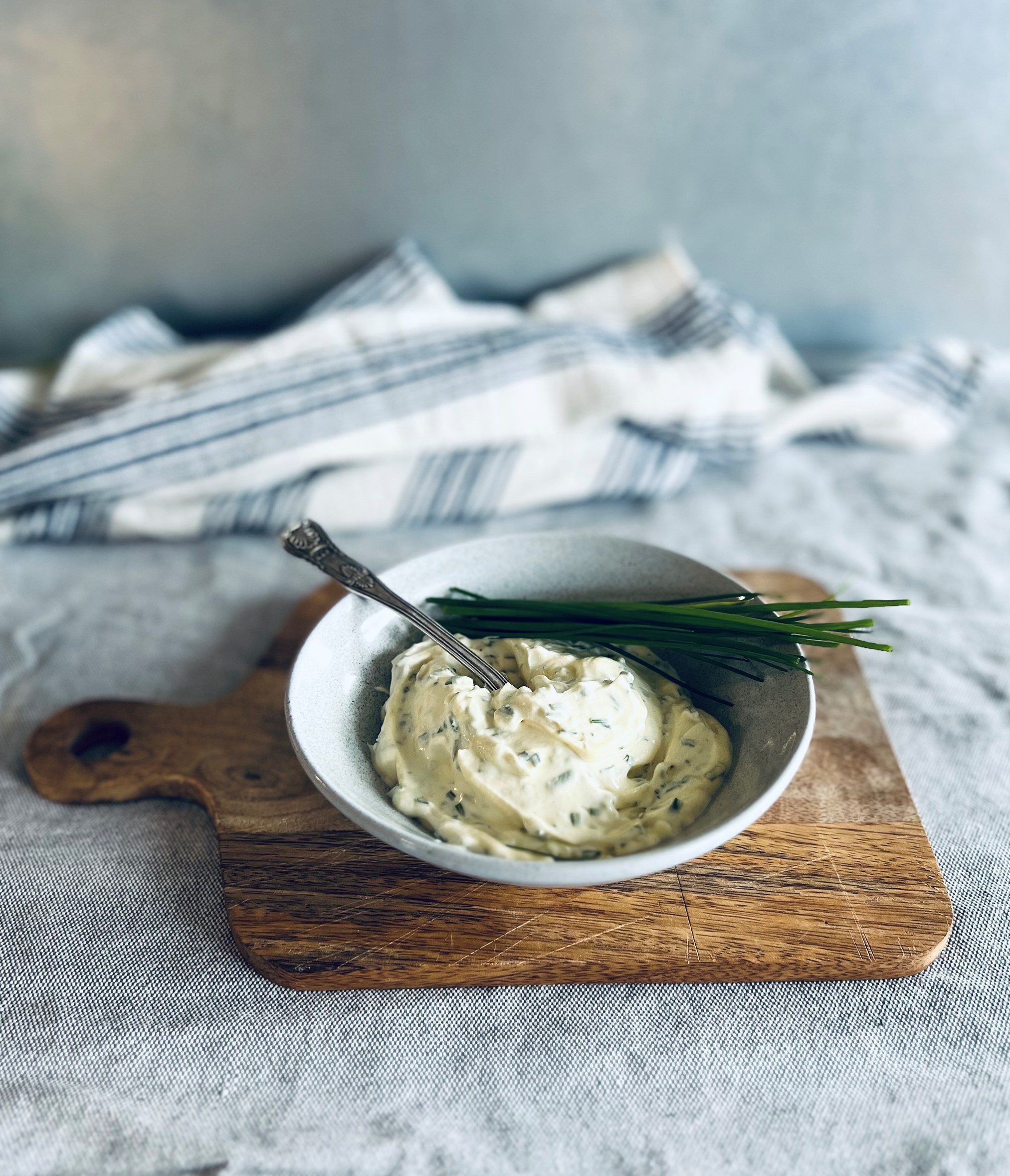 Krämig senap- och gräslökssås på crème fraiche