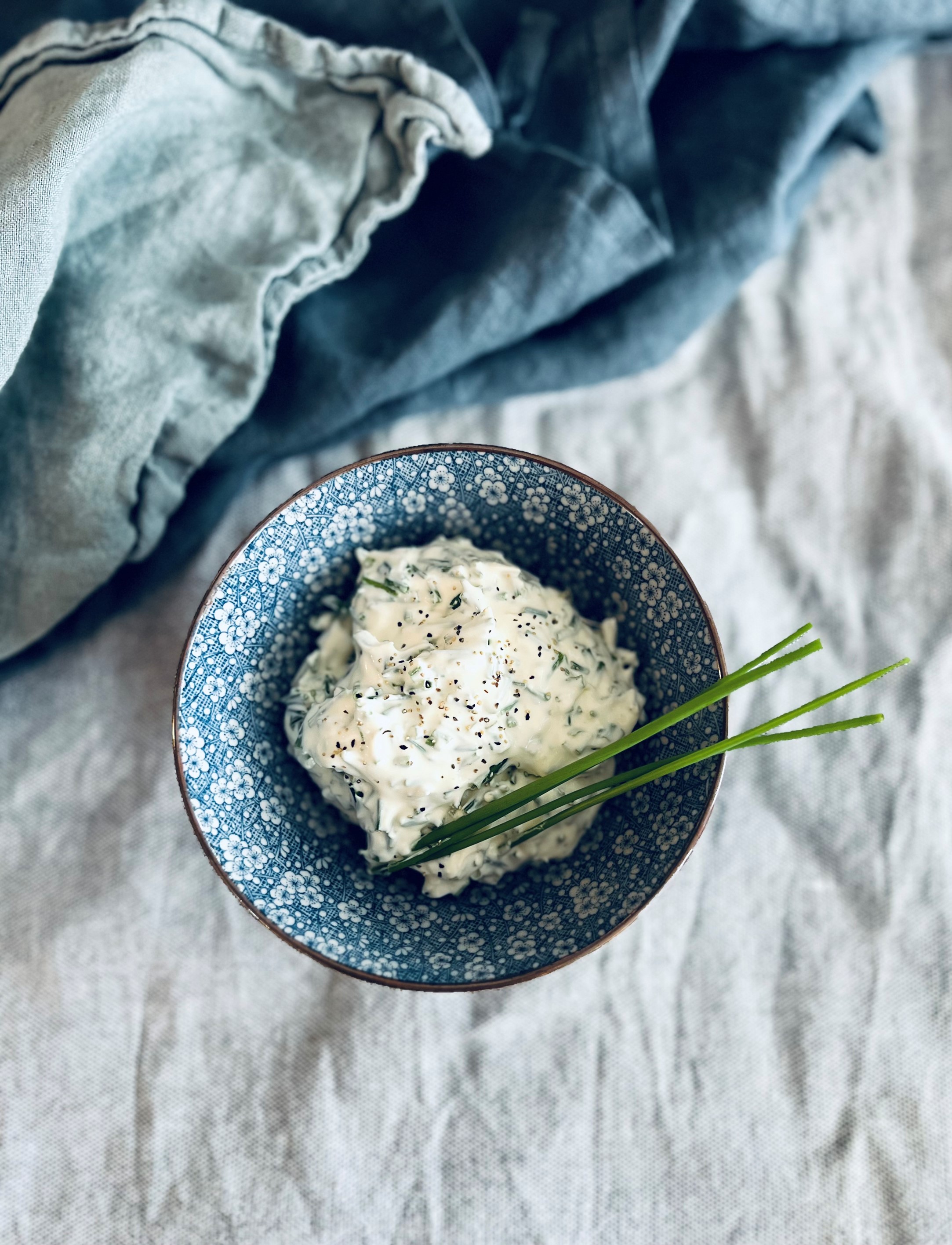 Snabb gräslöksås på crème fraiche