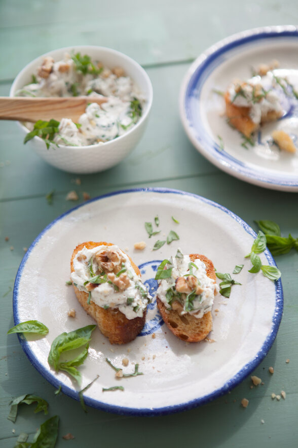 Färskoströra med basilika och valnötter på toast