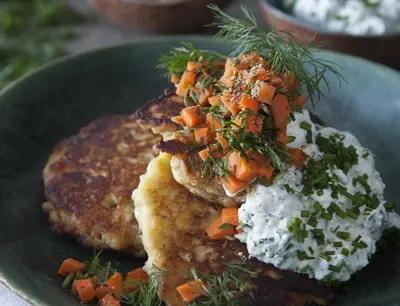 Vegetariska potatisplättar med morotssallad