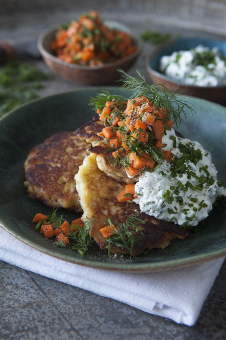 Vegetariska potatisplättar med morotssallad