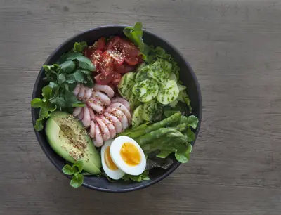 Poké bowl med räkor och avokado