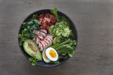 Poké bowl med räkor och avokado