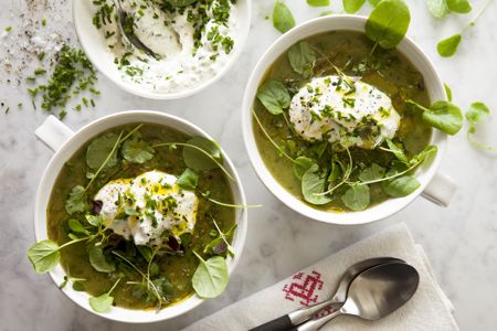 Potatis- och purjolökssoppa med örtig crème fraiche