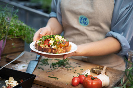 Varm macka med bakade tomater och fetaost