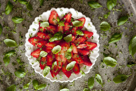 Färska jordgubbar med basilika