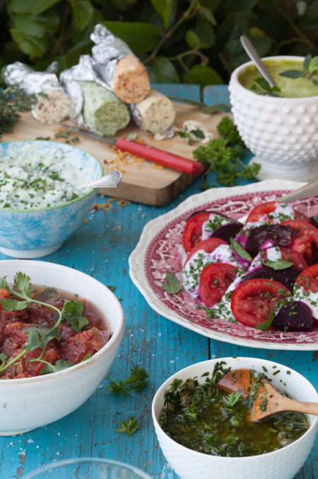 Buffé med tomatsallad, såser och örtsmör