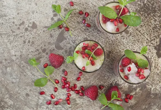 Lemonad med hallon och granatäpple