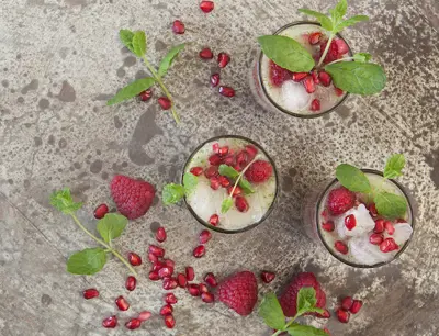 Lemonad med hallon och granatäpple