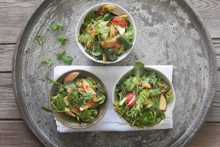 Sallad med äpple och jordnötsdressing