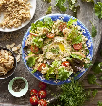 Krispig sallad med hummus