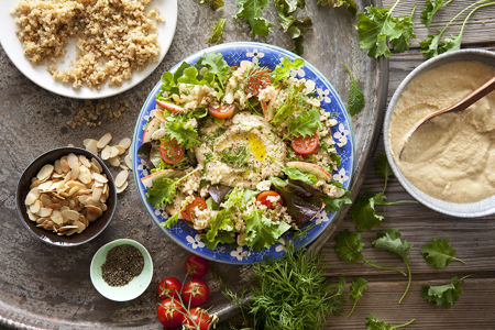 Krispig sallad med hummus