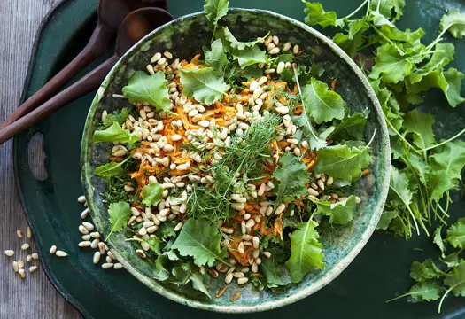 Grönkål- och morotssallad med rostade pinjenötter