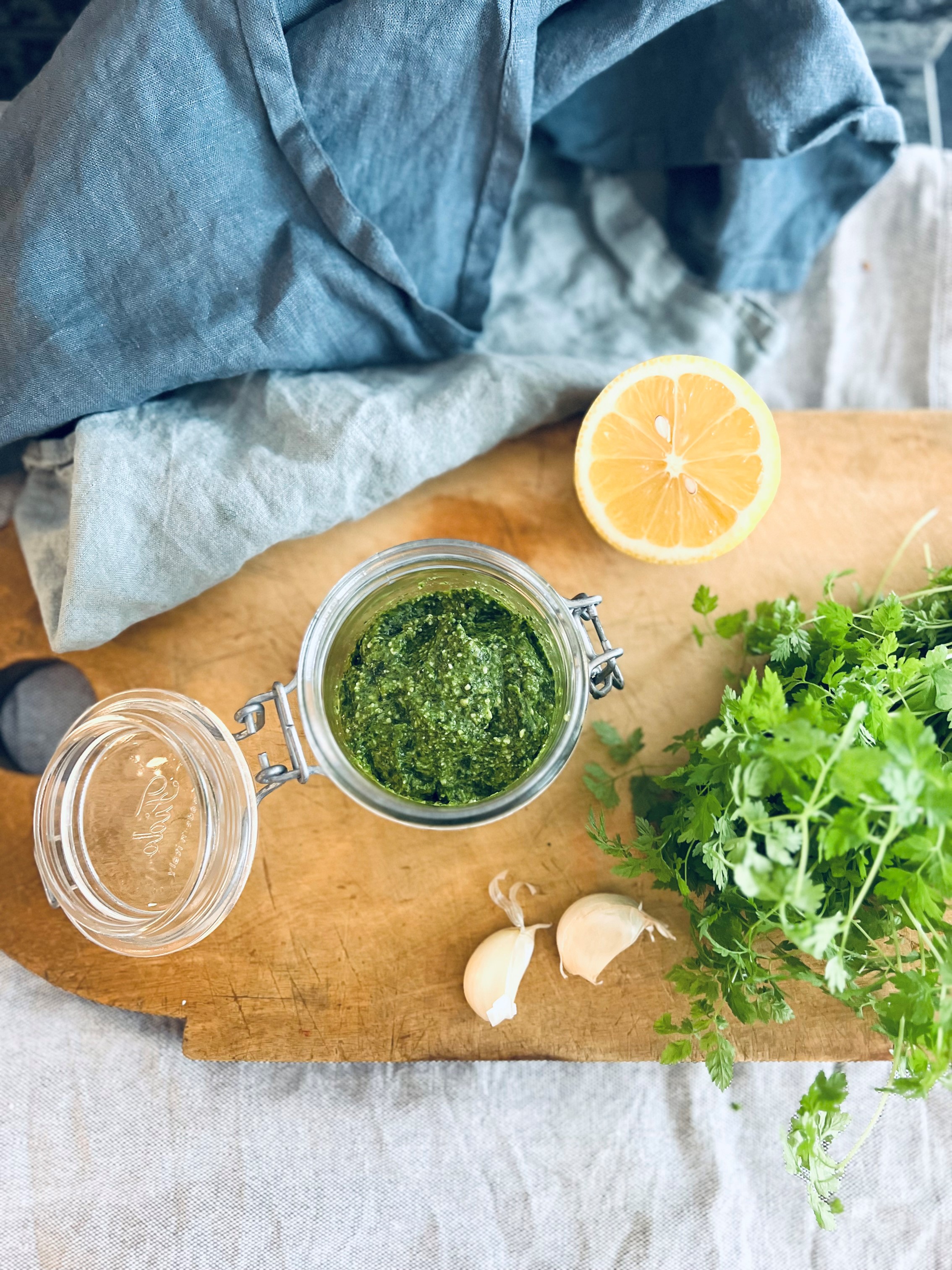 Pesto med valnötter, körvel och babyspenat