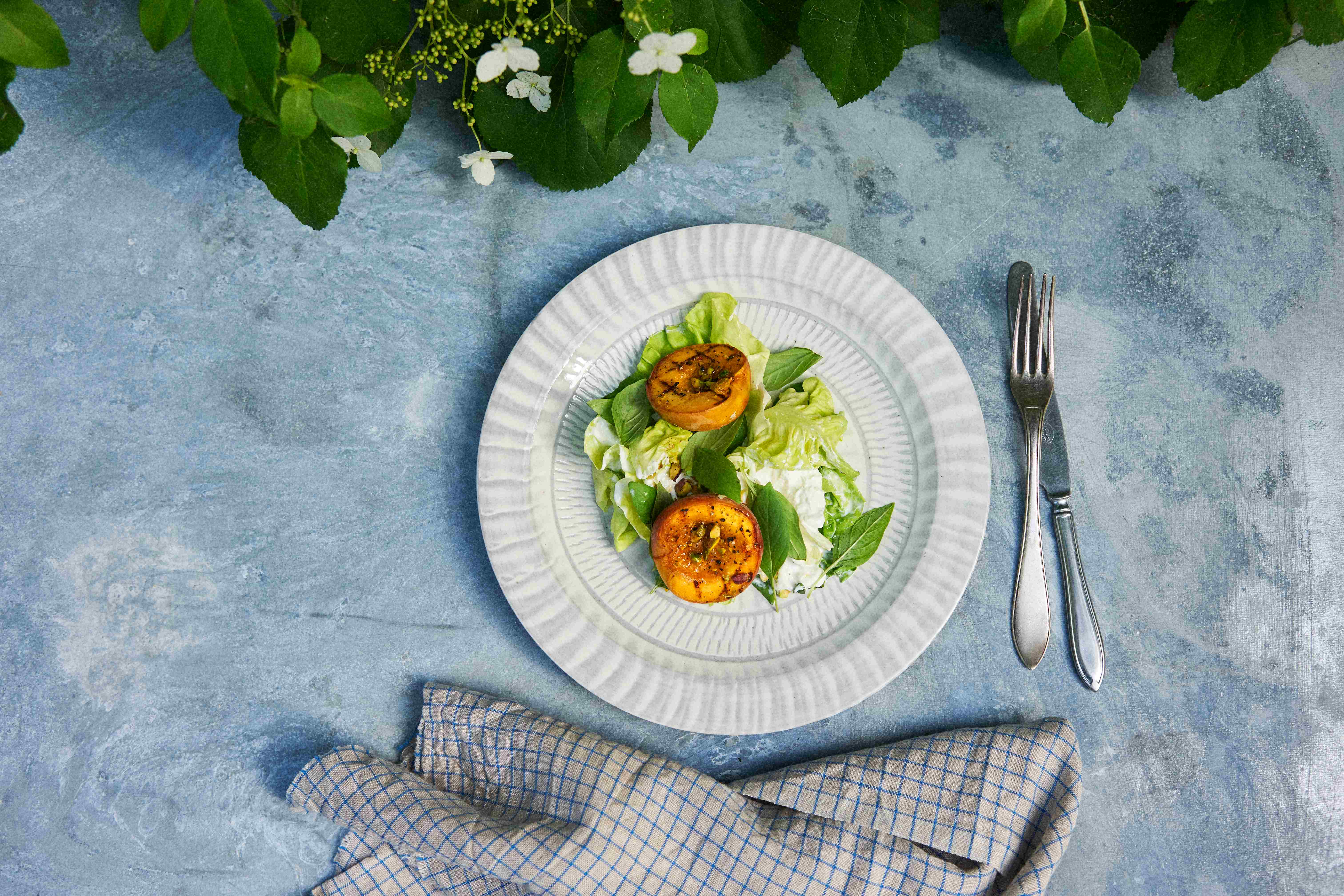 Grillad persikosallad med burrata, thaibasilika och pistagenötter