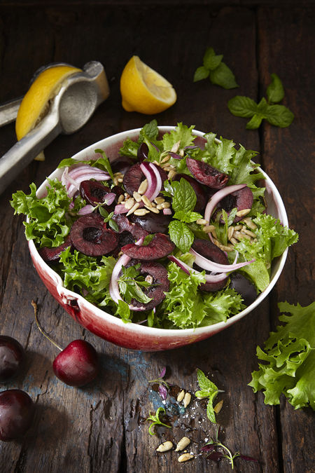 Sallad med körsbär och rostade solrosfrön