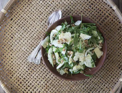 Sallad med fänkål, valnötter och lagrad ost