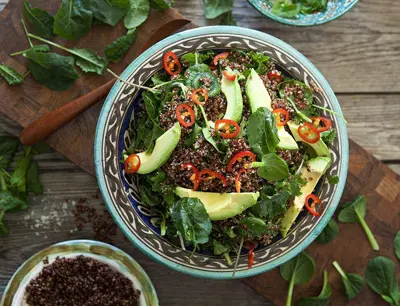 Quinoasallad med avokado och chili