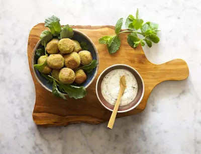 Hemmagjord falafel med myntayoghurt