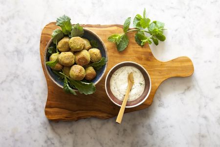 Hemmagjord falafel med myntayoghurt