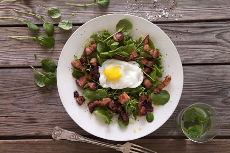 Sallad med pocherade ägg och rimmat sidfläsk