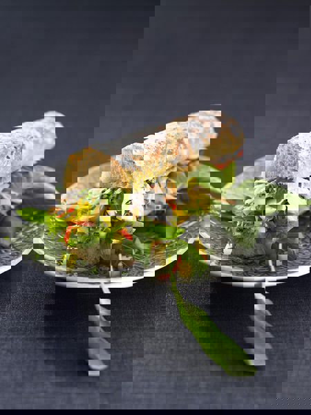 Baguette med kyckling, salad och mangosalsa
