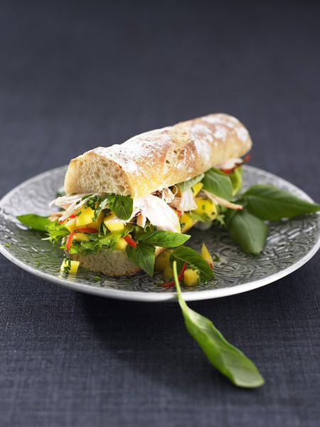 Baguette med kyckling, salad och mangosalsa