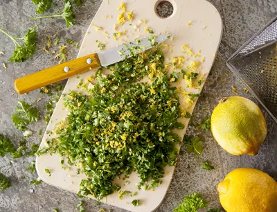 Gremolata på hackade persilja, vitlök och rivet cironskal