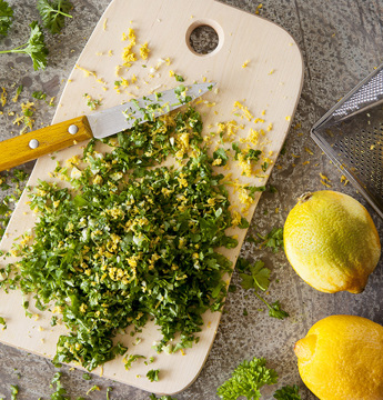 Gremolata på hackade persilja, vitlök och rivet cironskal